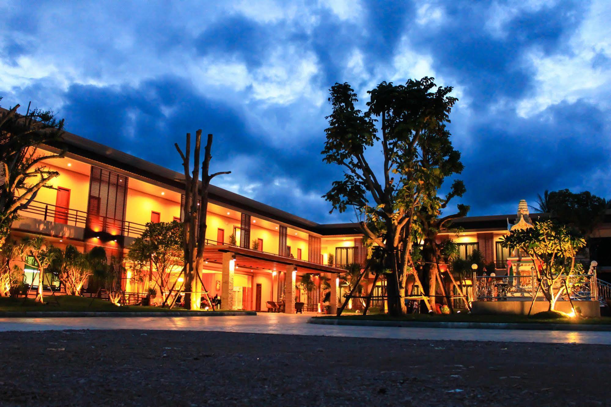 The Win Hotel Bang Saphan Exterior photo